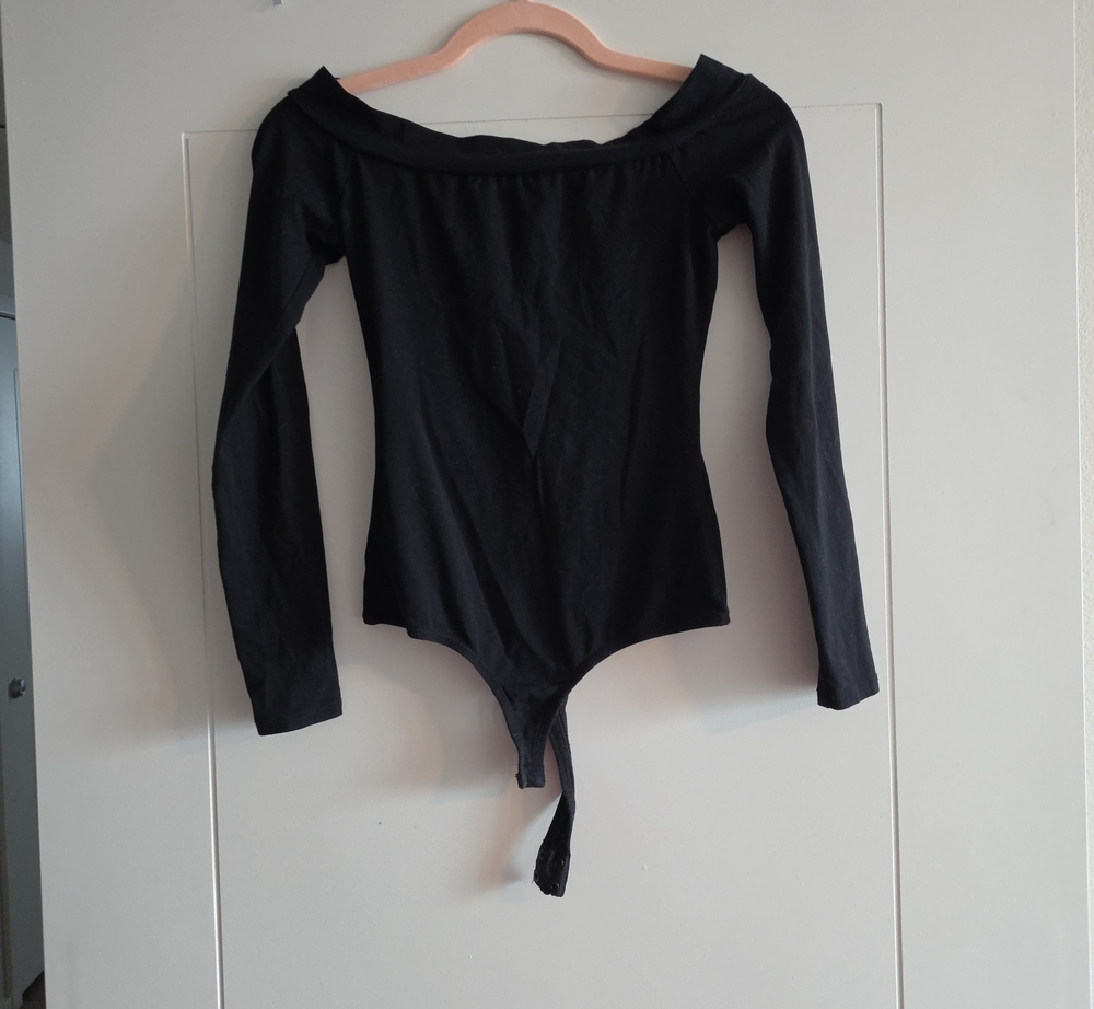 G by Guess Black Off-Shoulder Long Sleeve Bodysuit